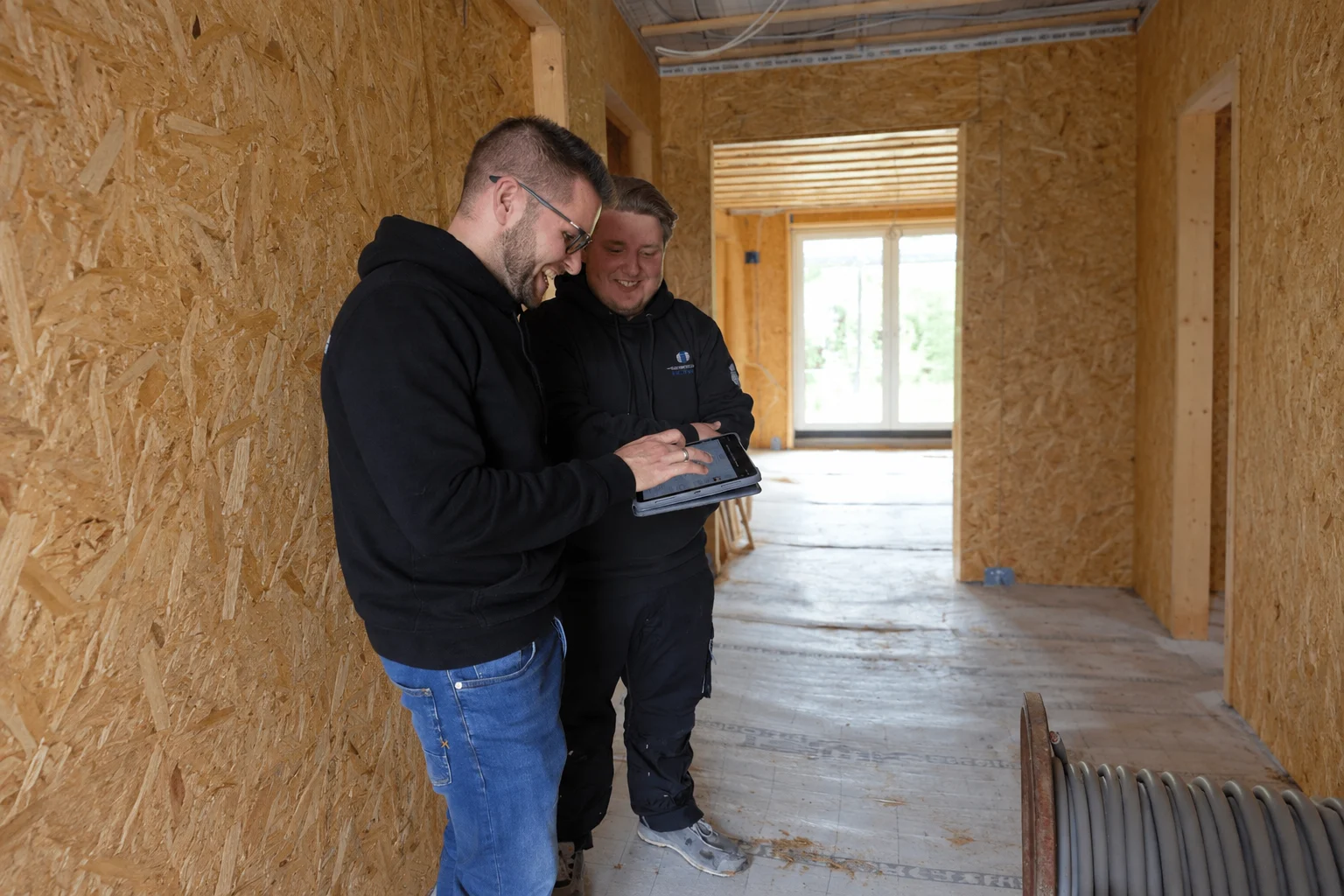 Zwei Mitarbeiter bei der Planung im Holzbau – KI-bearbeitete Bildfassung