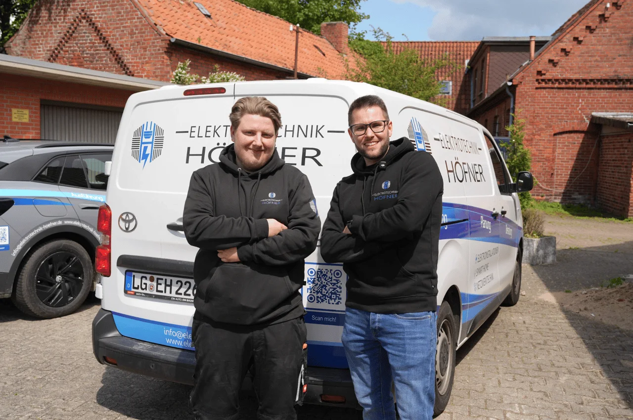 Philipp Höfner und Team vor dem Firmenfahrzeug in Lüneburg